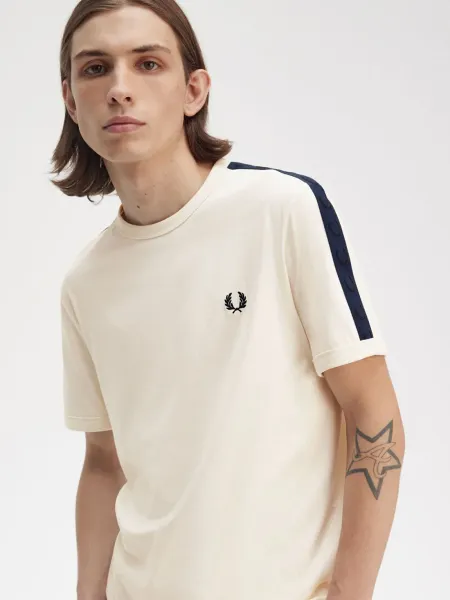Camiseta Ringer con cinta deportiva en contraste