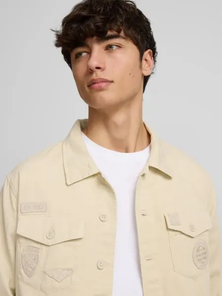 Sobrecamisa desgastada parches piedra
