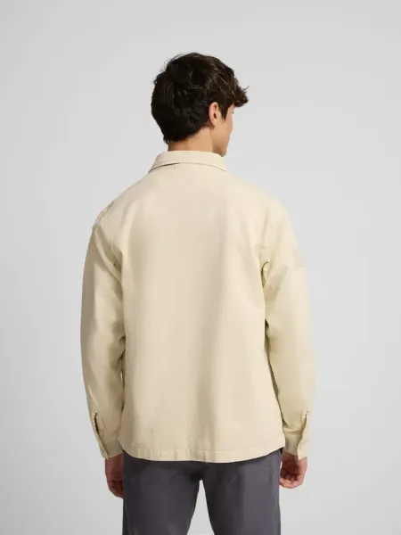 Sobrecamisa desgastada parches piedra