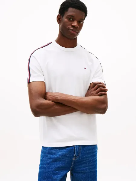 Camiseta con rayas distintivas